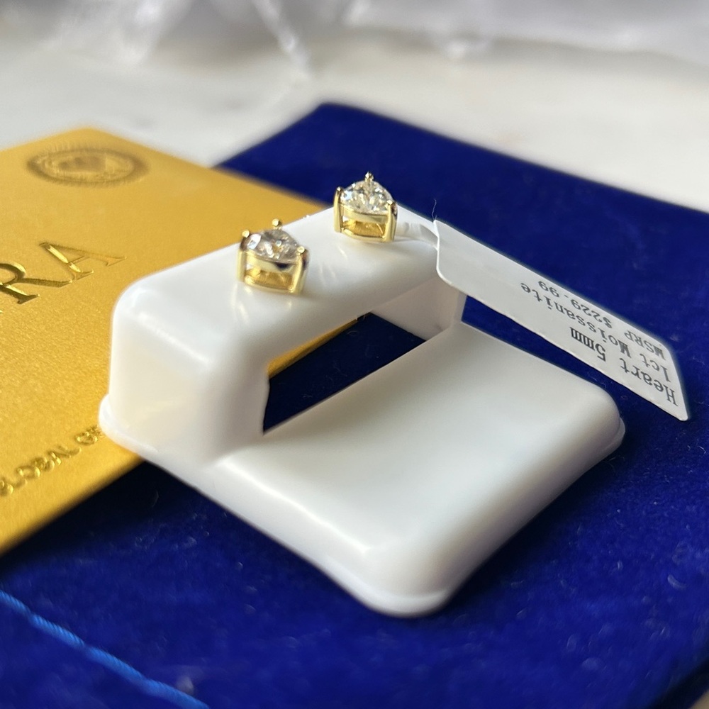 Luxury Moissanite Diamond gold Heart stud‎ Earrings - Picture 2 of 8
